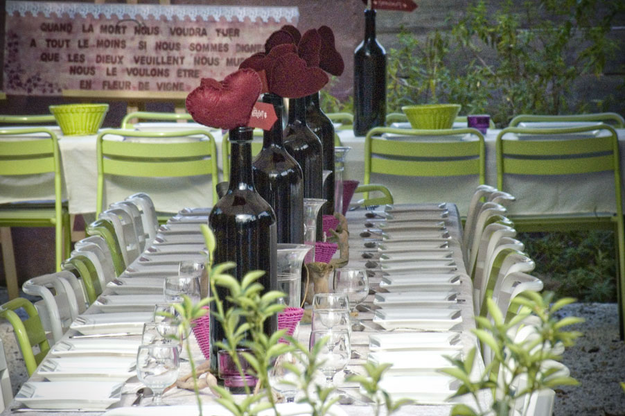 La table à Rallonge est une auberge festive privatisable , mettant à la disposition des privés ou des professionnels, des espaces de fêtes, des hébergements ainsi que la logistique, la restauration et l'animation de vos événements. Location de Salle en Camargue et accueil de groupes sont nos spécialités